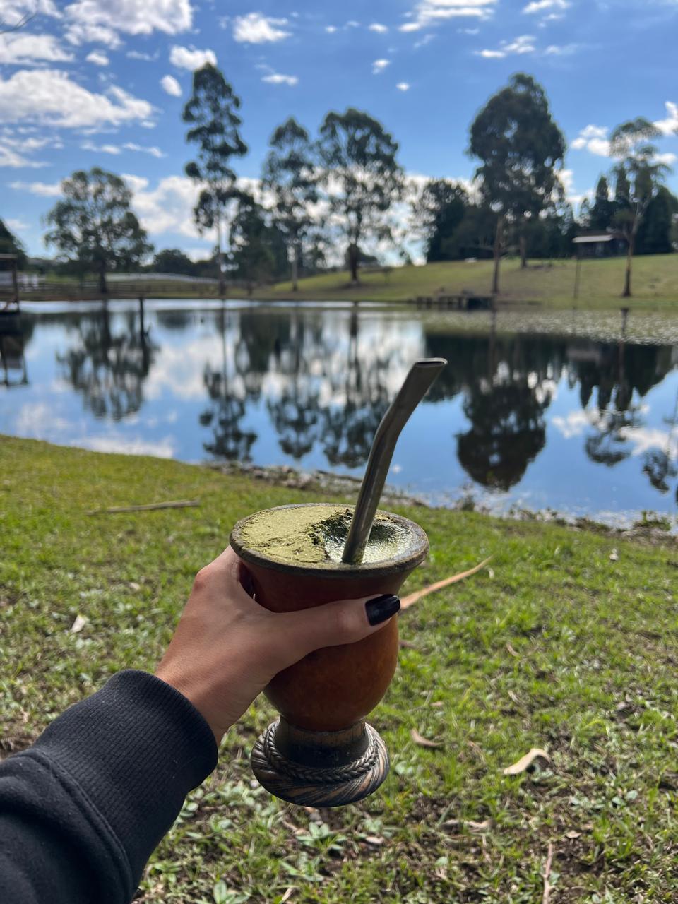 Chimarrão diante de um dos açudes do Ninho da Coruja