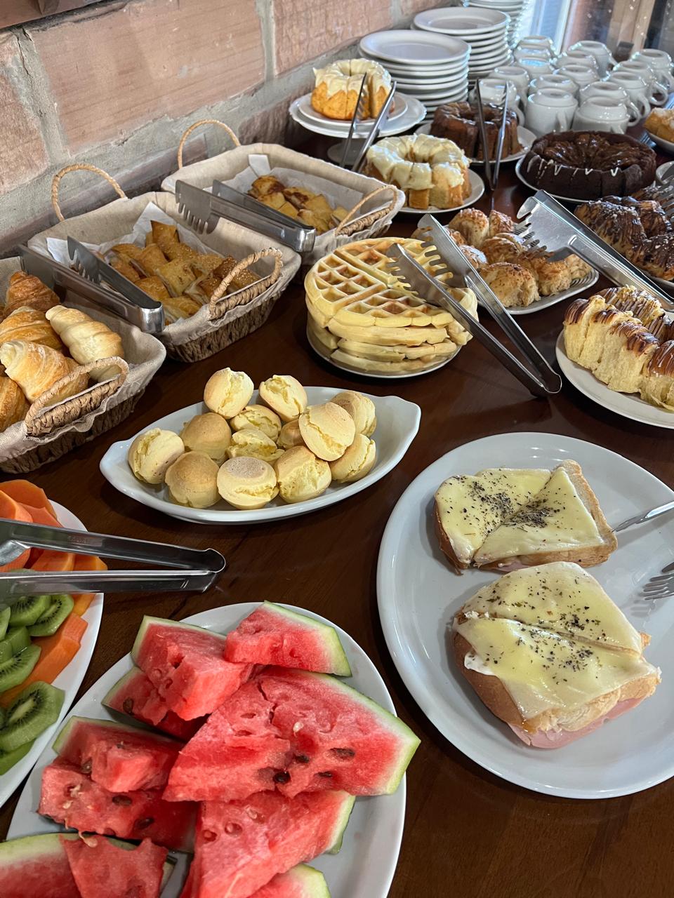 Mesa de café da manhã servida no Ninho da Coruja